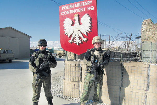 Wjazdu do dowództwa siedziby Polskiego Kontyngentu Wojskowego w bazie Bagram strzegą uzbrojeni wartownicy.