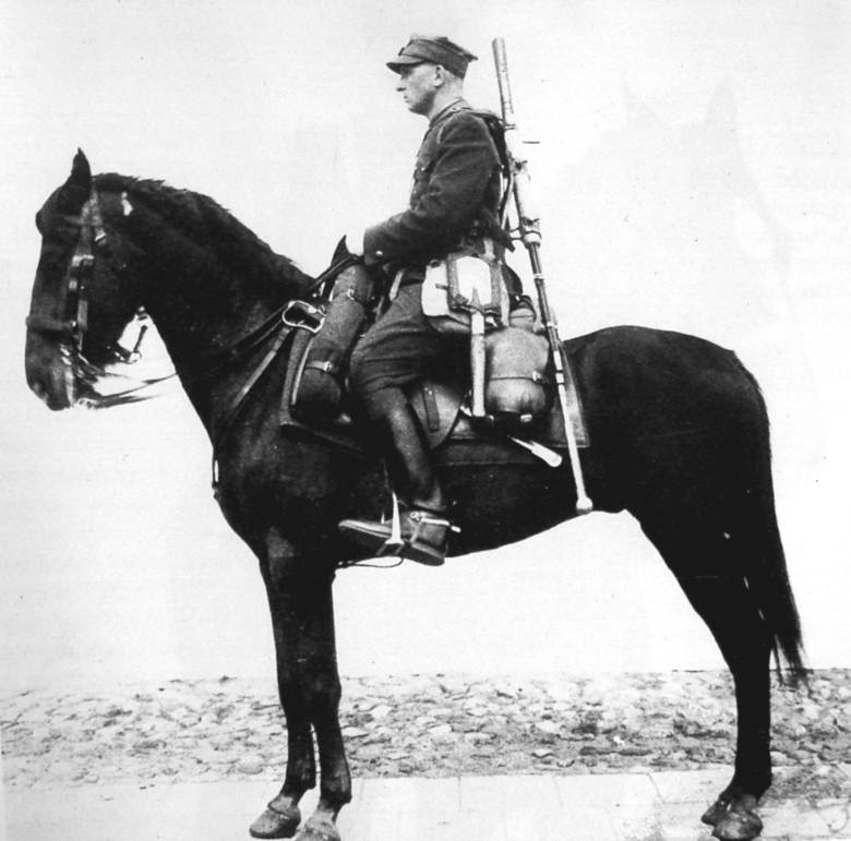 Polski ułan z atrapą imitującą karabin UR[1] według Instrukcji o noszeniu, troczeniu i pakowaniu wyposażenia kawalerii z 1938