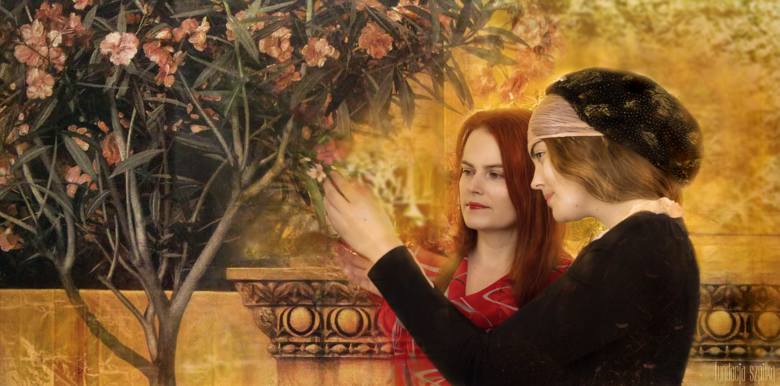 W sesji fotograficznej inspirowanej dziełami Gustawa Klimta powstały dwa portrety matek i córek. Na zdjęciu Switlana Kobiałka i Krystyna Kobiałka w lubelskiej