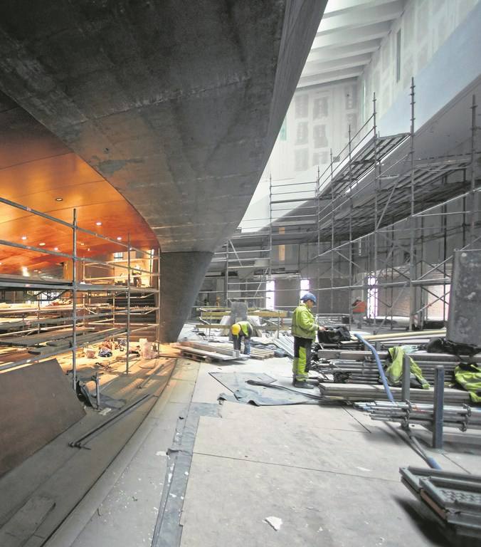 28 marca 2014 r. Prace w atrium z nadwieszoną konstrukcją sali koncertowej. 