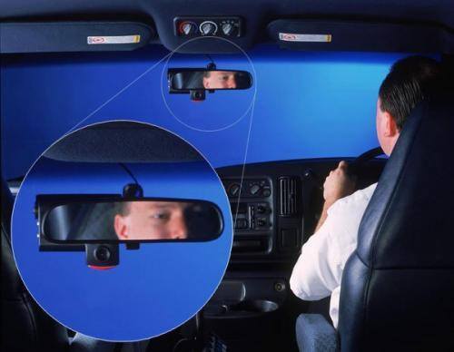 Fot. IAM Fleet: Kamera umieszczona na lusterku rejestruje zachowanie kierowcy. Późniejsza analiza zapisu pozwala na wychwycenie złych nawyków w prowadzeniu