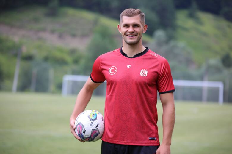 Oficjalnie: Karol Angielski piłkarzem Sivassporu. Rekord transferowy Radomiaka