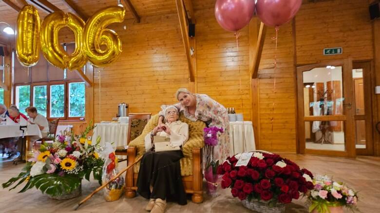 Pani Aurealia Liwińska z Toruniu w lipcu br. skończyła 106 lat! Urodziny świętowała na toruńskiej Barbarce. Znów zachwycała formą i elegancją. A przypomnijmy,