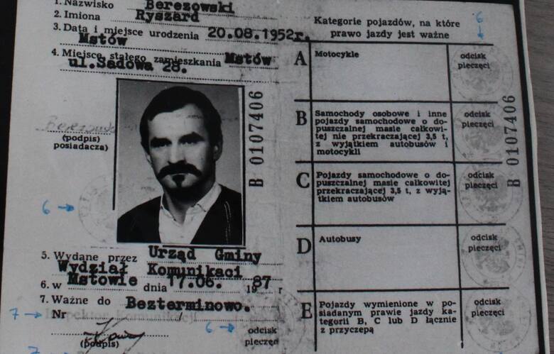 Fałszywe dokumenty, które Zdzisław Najmrodzki wyrobił sobie po ucieczce z Gliwic. Widać błąd ortograficzny w zwrocie wydział komunikaci