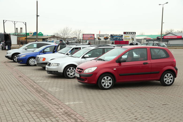Samochody na giełdzie w Sandomierzu. W sobotę, 13 marca