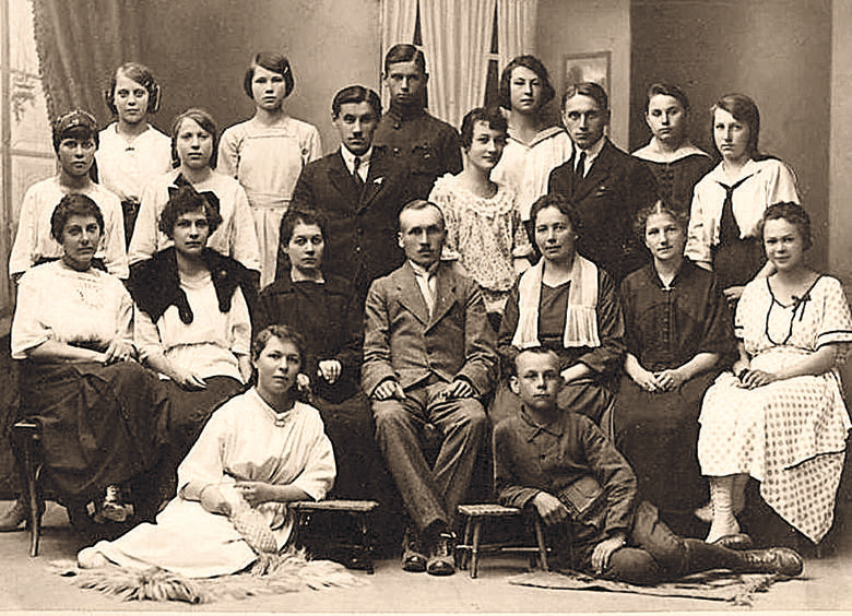 Nauczyciele Szkoły Powszechnej nr 1 w Białymstoku. W środku siedzi dyr. Michał Motoszko. 28 czerwca 1921 r. 