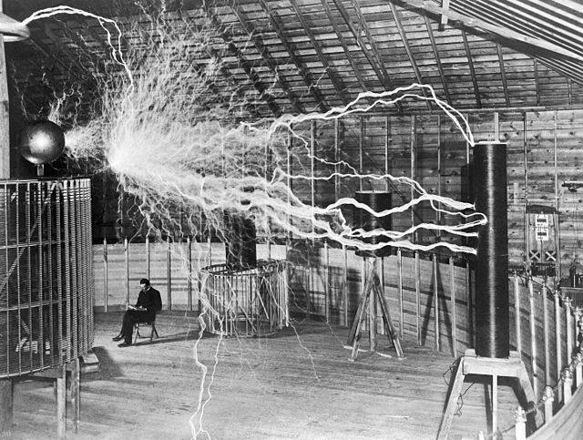 Nikola Tesla przy pracy.