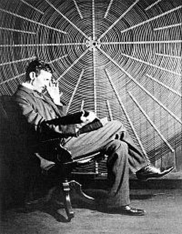 Nikola Tesla czyta książkę 