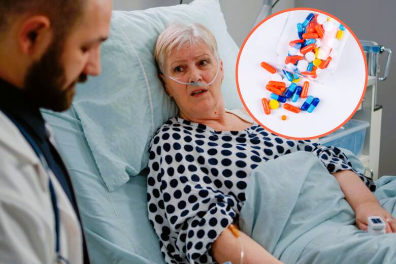 Starsza kobieta w szpitalnym łóżku rozmawia z lekarze, w kółku tabletki wsypujące się z fiolki