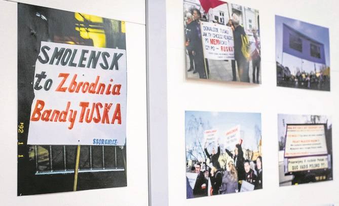 ZdjÄcia Zbigniewa PluciÅskiego pokazujÄ transparenty i hasÅa, z ktÃ³rymi maszerowali uczestnicy 96 miesiÄcznic smoleÅskich.