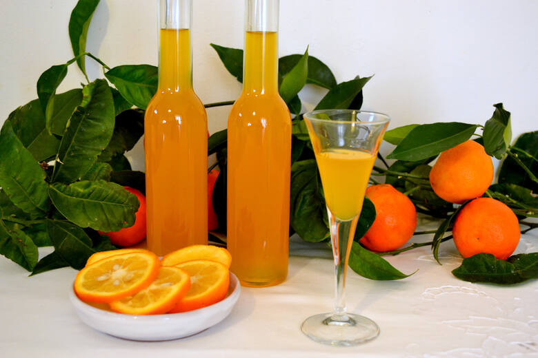 Nalewkę można przygotować zarówno z owoców, jak i z samych upieczonych skórek mandarynek.