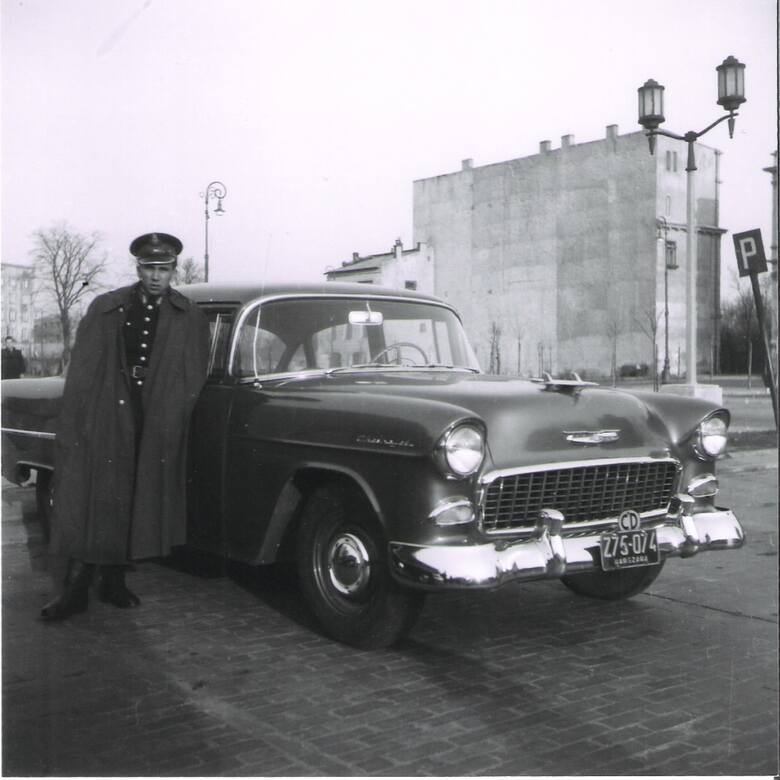 Chevrolet Bel Air z 1955 r. sfotografowany w Warszawie w 1957 roku., Fot: Chevrolet