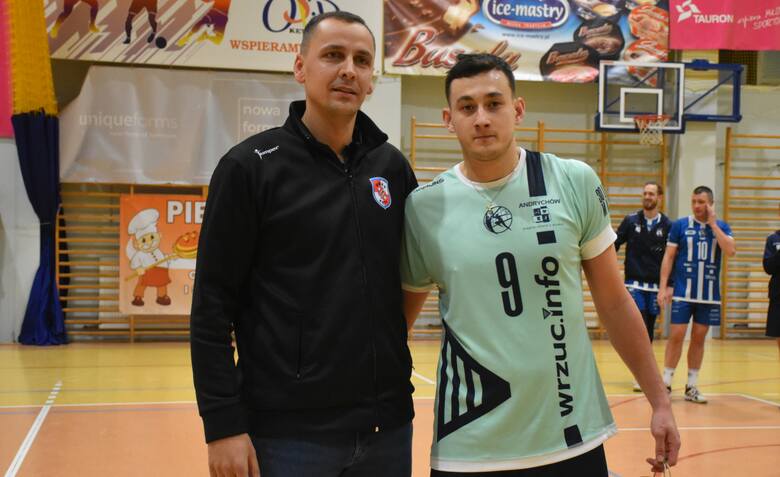 Jakub Madej (z prawej), najlepszy zawodnik meczu. Nagrodę wręczył Paweł Puchała, prezes kęckiego klubu (z lewej).