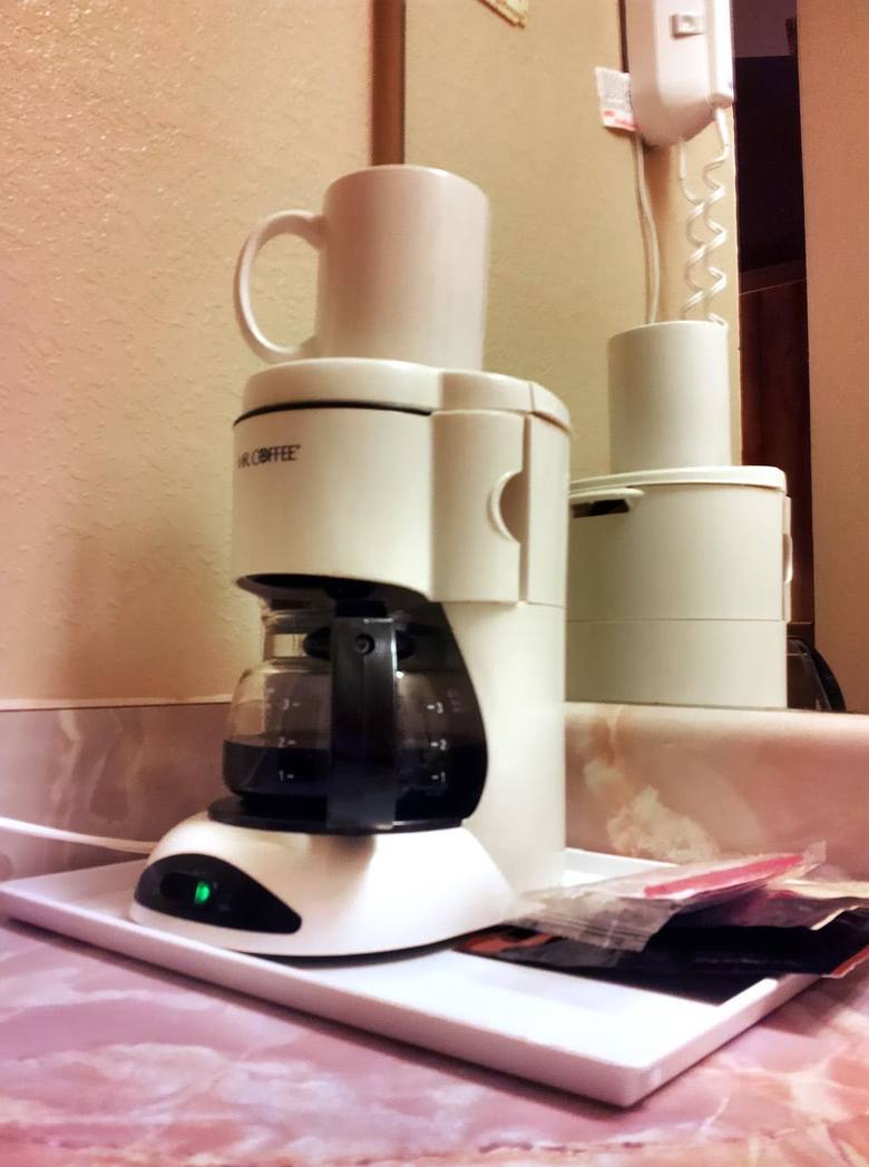 Przelewowy ekspres do kawy to stosunkowo proste rozwiązanie. Zapewnia możliwość przygotowania większej ilości kawy i podtrzymywania jej temperatury.