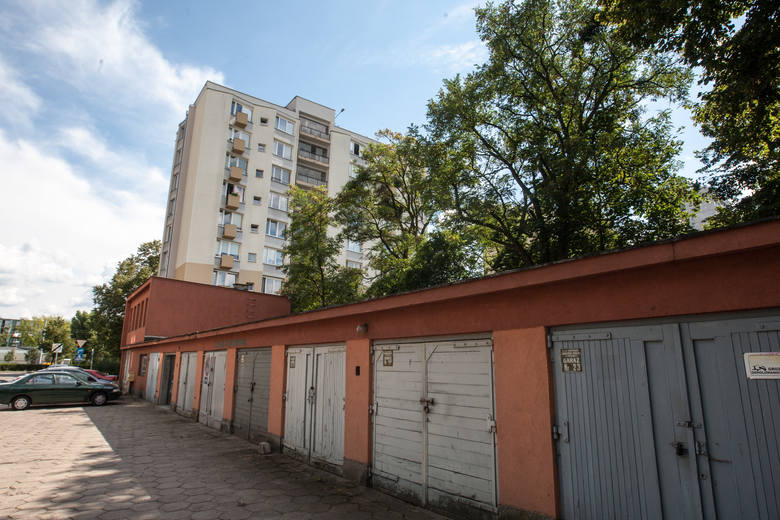W wielu spółdzielczych osiedlach z czasów PRL domy i garaże stoją na działkach, oddanych w użytkowanie wieczyste. Obrót takimi nieruchomościami może