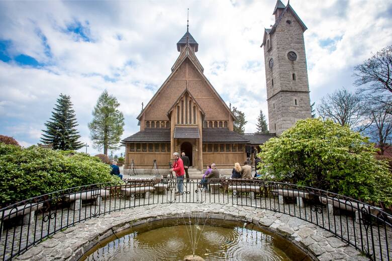 Kościół Wang deska po desce został przeniesiony w Karkonosze z Norwegii. Drewniana budowla budzi ogromne zainteresowanie turystów, dlatego została im