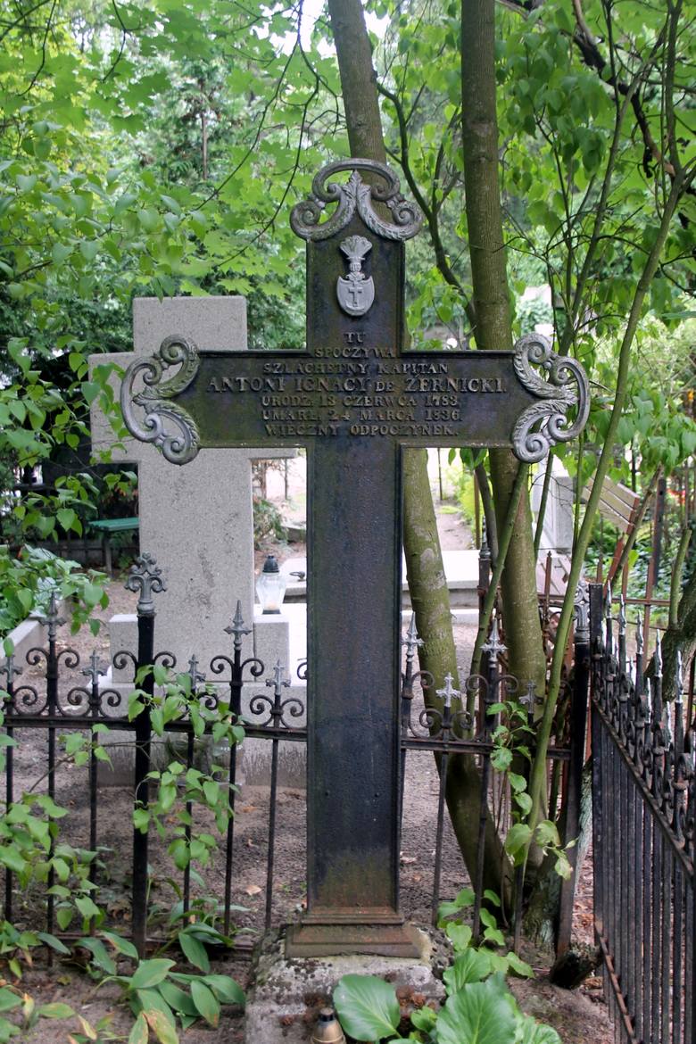 Grób kapitana Żernickiego jest jednym z najstarszych na cmentarzu św. Jerzego. Przetrwał zabory, okupację i inne burze dziejowe. Ostatnio został jednak okradziony, z krzyża zniknął anioł anioł śmierci.