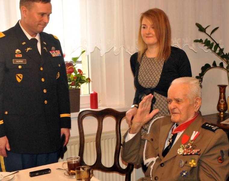 Rozmowę obu pułkowników tłumaczyła wnuczka Jana Kudły - Beata. 
