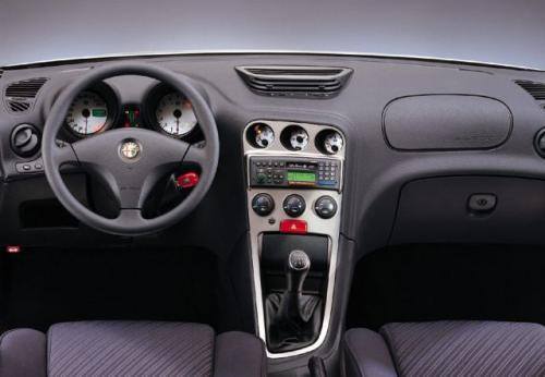 Fot. Alfa Romeo: Podoba się deska rozdzielcza w stylu retro - białe tarcze wskaźników są głęboko osadzone w cylindrycznych obudowach.