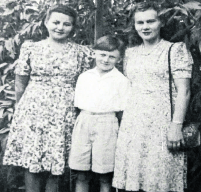 Bronisława Piotrowska (z prawej), siostra pani Janiny, z synem Józefem i koleżanką w obozie dla polskich uchodźców w Tengeru