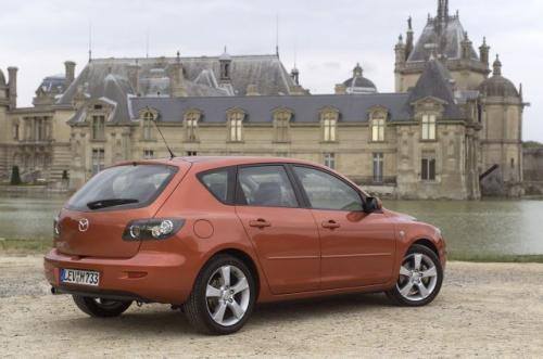 Fot. Mazda: Mazda 3 napędzana silnikiem 1,6 l/105 KM jest autem cichszym od Hondy, ale o zbliżonych i całkiem niezłych własnościach jezdnych.