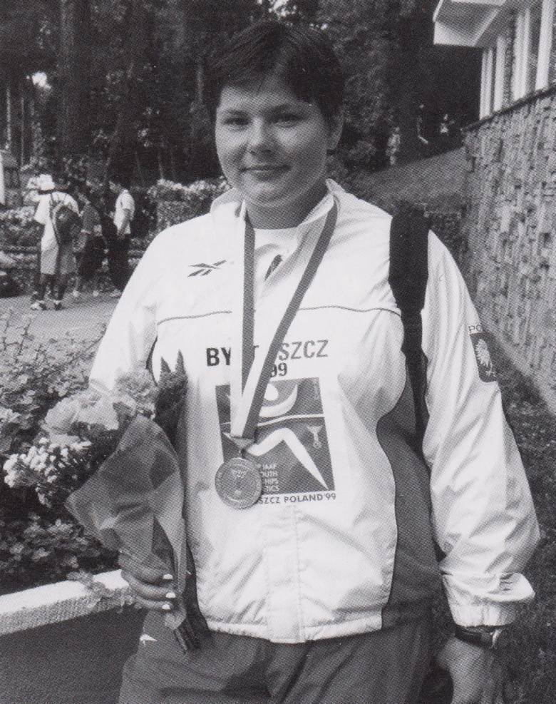 Kamila Skolimowska ze złotem mistrzostw świata juniorów młodszych w Bydgoszczy w 1999 roku. 