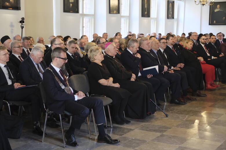 Toruńscy radni przenieśli się w czwartek do Sali Mieszczańskiej, gdzie wspólnie z zaproszonymi gośćmi celebrowali 550-lecie urodzin Mikołaja Kopernika. Goście najbardziej zasłużeni w pielęgnowaniu pamięci o wielkim astronomie, otrzymali okolicznościowe medale.