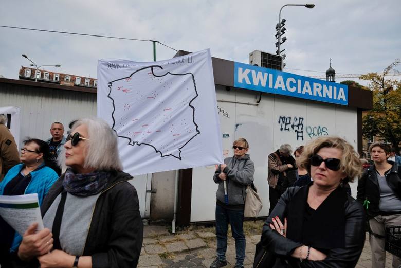 "Zły dotyk boli cale życie" - taki transparent nieśli w Poznaniu uczestnicy demonstracji "Ręce precz od Dzieci", która przypominała o problemie pedofilii w Kościele.<br /> <strong>Przejdź do kolejnego zdjęcia ---></strong><br /> 