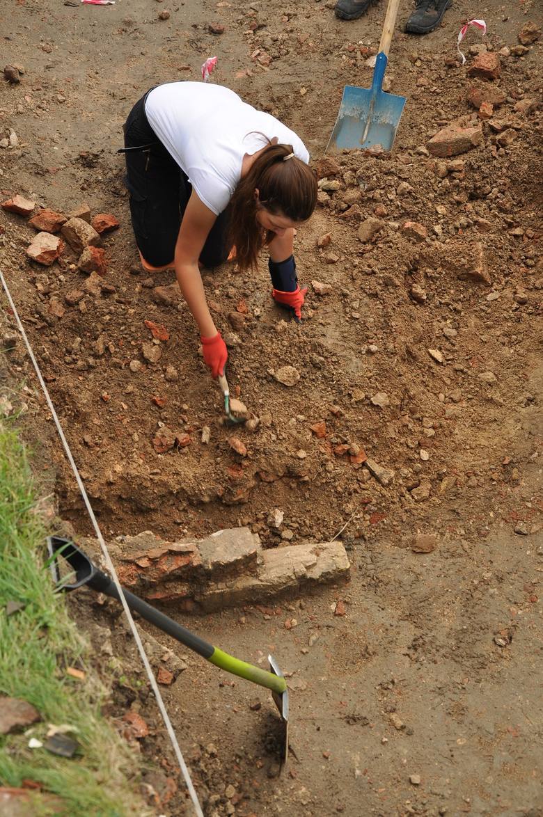 Archeologom udało się ustalić, że w miejscu zamku murowanego istniała wcześniej krzyżacka warownia drewniano-ziemna