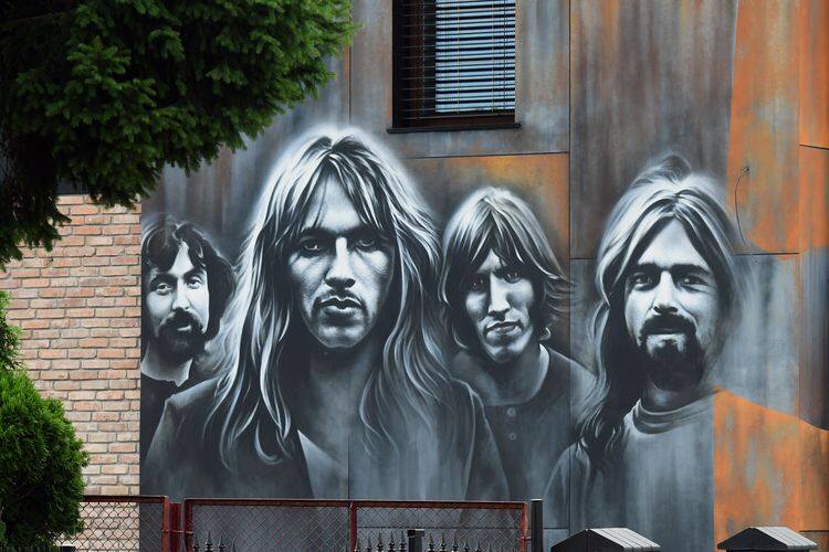 Mural przedstawia legendarny angielski zespół rockowy Pink Floyd.