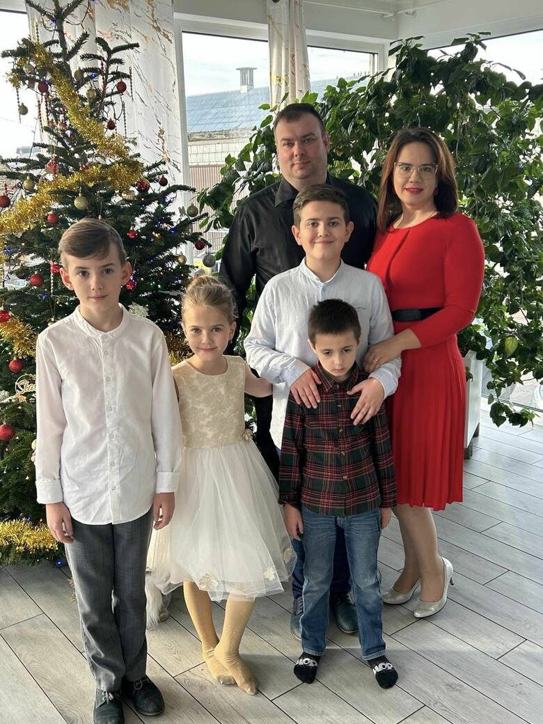 Justyna i Łukasz Maciorowscy wraz z dziećmi gotowi do świętowania