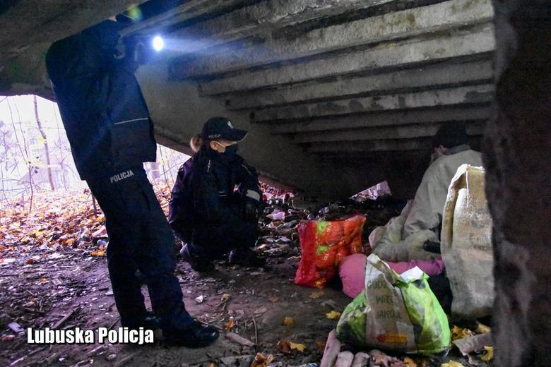 Gorzowscy policjanci pomagają bezdomnym. 
