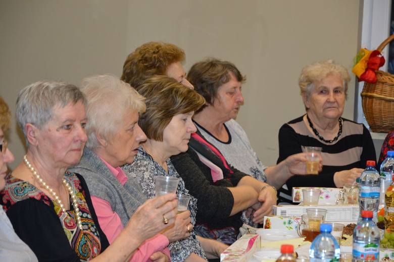 Seniorzy z Klubu Seniora Rawka świętowali Dzień Kobiet