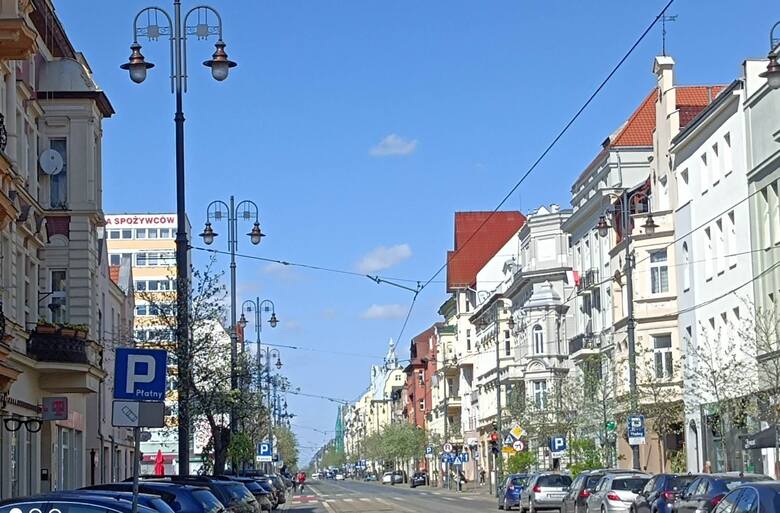 Bydgoszcz. Jedna z głównych ulic miasta, przy których stoją latarnie wyprodukowane przez Zakład Salezjański w Oświęcimiu czy firmę Gremix
