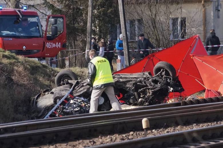 Najbardziej tragiczny wypadek w miniony weekend wydarzył się na przejeździe kolejowym w Dziarnowie. Zginęły tam aż dwie osoby.