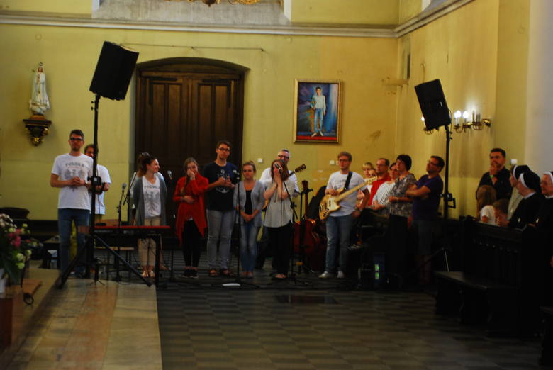 ŚDM w Rudzie Śląskiej: Pielgrzymi z Włoch skosztowali przysmaków w parafii Ścięcia Jana Chrzciciela