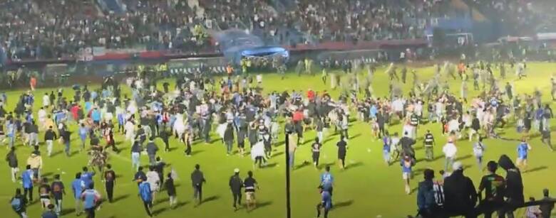 Tragedia na stadionie po meczu ligowym w Indonezji. Zginęło co najmniej 129 osób