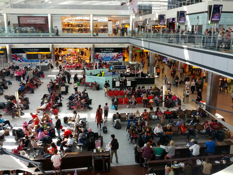Największe lotnisko Wielkiej Brytanii - Heathrow - już wysłało ostrzeżenia pasażerom planującym loty w okresie Świąt i sylwestra 2022/23. Chodzi o możliwe