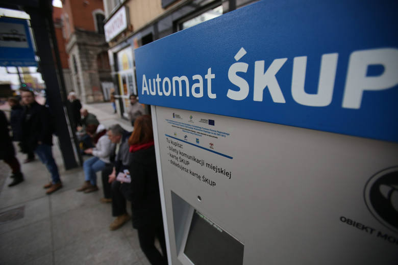 Automat ŚKUP (Śląskiej Karty Usług Publicznych) w Katowicach przy rynku.  Korzysta z niego sporo pasażerów. Jak podaje KZK GOP, w portfelach nosimy już 309 tysięcy kart ŚKUP.