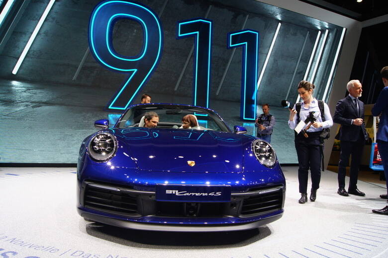 Porsche 911 Cabriolet Porsche 911 Cabriolet, które świętuje swą premierę w Genewie, jest dostępne w dwóch wariantach: jako tylnonapędowa Carrera S oraz