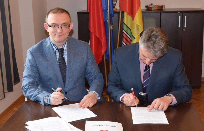 Umowę podpisał starosta łowicki Marcin Kosiorek oraz prezes fundacji Tomasz Parol. 