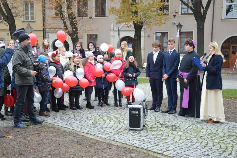 Patriotyczny marsz uczniów szkół pijarskich w Łowiczu [ZDJĘCIA]