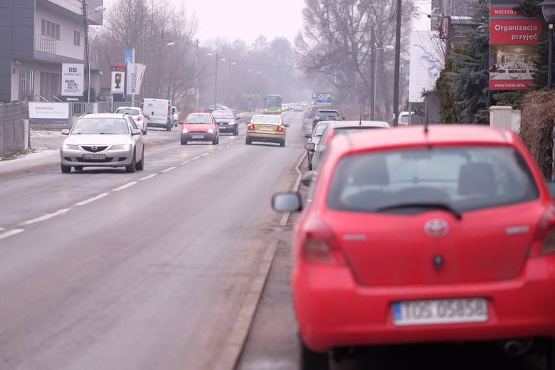 Chociaż ulicą Złotowską codziennie przejeżdża wielu kierowców, nadal nie ma na niej chodnika i ścieżki rowerowej. Z tego powodu piesi i rowerzyści muszą korzystać z jezdni