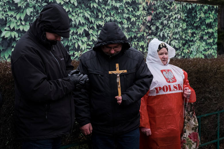 Różaniec odmawiany przed Sejmem przez członków stowarzyszenia Katolicka Odnowa Duchowa