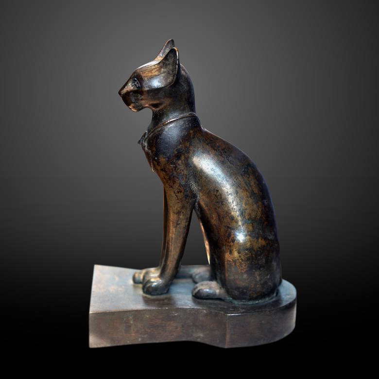 W starożytnym Egipcie kot był zwierzęciem świętym utożsamianym z boginią Bastet, patronką miłości, zabawy i domowego ogniska<br /> 