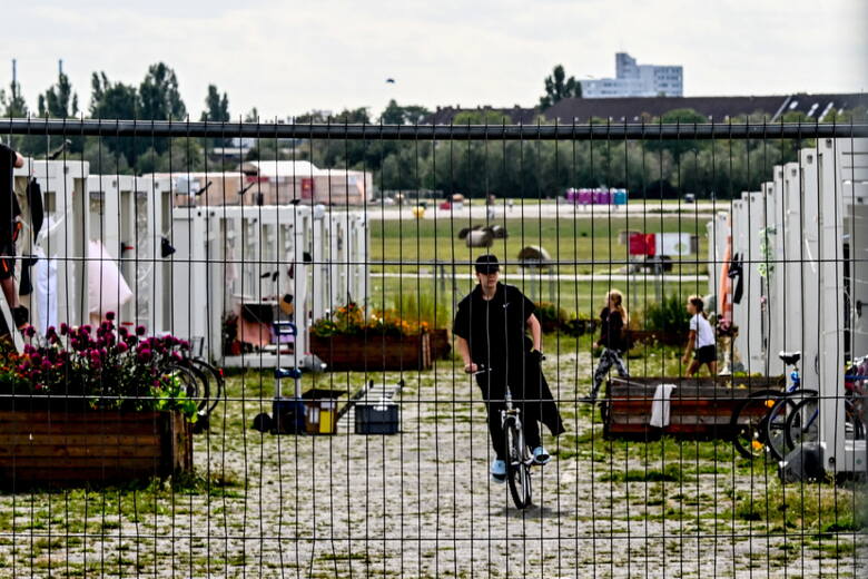 W niemieckich schroniskach dla uchodźców brakuje już miejsc. Rośnie bunt wobec nielegalnej migracji.