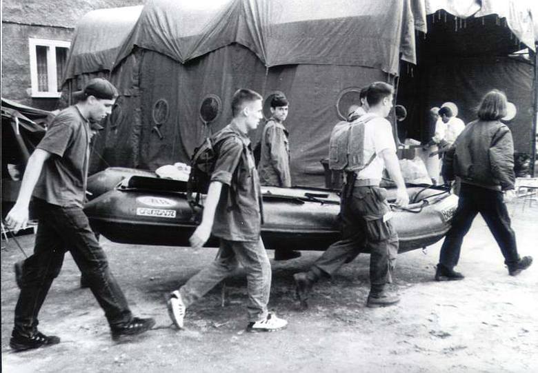 Powódź 1997 w Opolu. Harcerze pomagają w akcji.