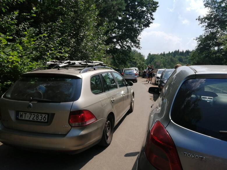 Trzy lata temu wąska droga do wiaduktu w Pilchowicach pozastawiana była samochodami.