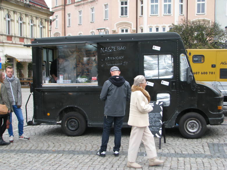 Zloty food trucków organizowane są niemal co tydzień w innym mieście