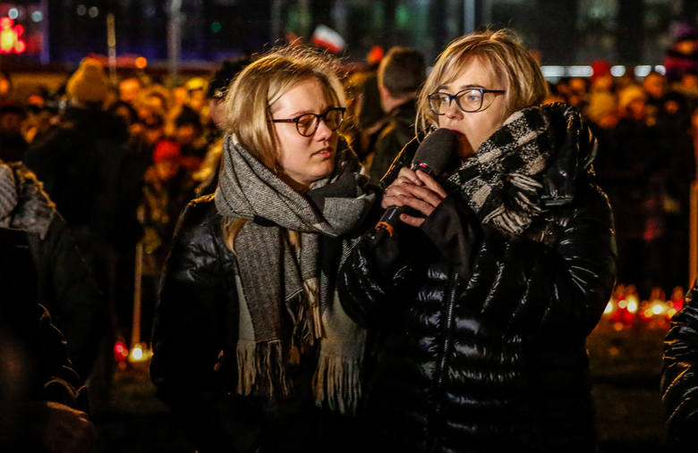 Największe serce świata dla Pawła Adamowicza zostało ułożone ze zniczy na placu Solidarności w Gdańsku. Na zdjęciu żona i córka Pawła Adamowicza
